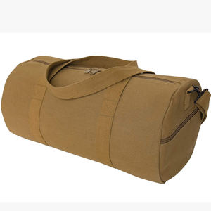 Routine de gym quotidienne avec un sac de sport conçu en matériau résistant, des bretelles rembourrées et plusieurs compartiments pour l'équipement de fitness. - Product Image 5