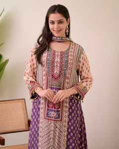 Ensemble Kurti pour femmes, vêtements ethniques traditionnels élégants, en chinon pur extensible, séchage rapide, doublure en coton doux pour les fêtes et les festivals - Product Image 5