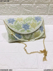 Pochette de soirée design avec broderie ethnique faite à la main pour femmes par Luxury Crafts - Product Image 5