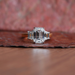 Anillo de compromiso de tres piedras de diamante cultivado en laboratorio de corte esmeralda de 2,0 quilates IGI certificado estilo bohemio oro amarillo-regalo de aniversario para - Product Image 6