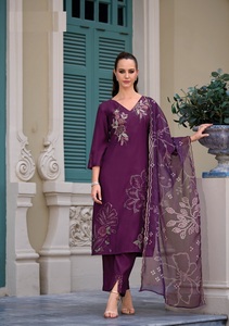 Top Designer Broderie & Travail manuel sur tissu Viscose Silk Kurti avec intérieur et impression numérique dupatta Kurtis set - Product Image 2