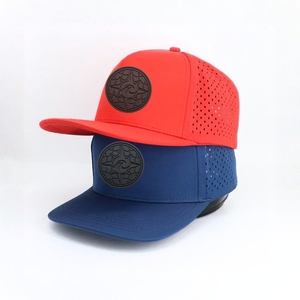 Gorras de Golf Personalizadas al por Mayor con Parche de PVC de Goma Personalizado con Logotipo en la Parte Delantera, Gorras de 5 Paneles con Visera Plana y Corte Láser - Product Image 3