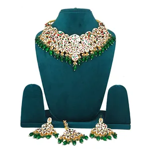 Ensemble de collier de mariée royal vert Kundan traditionnel de luxe avec placage or, cuivre, rubis et perles pour mariage ou cadeau - Product Image 4