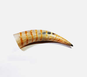 Auténtico Cuerno Vikingo Hecho a Mano con Tono de Miel Natural, con Relieves Decorativos Tallados a Mano, Estilo Nórdico Tradicional - Product Image 5