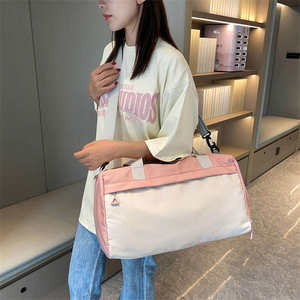 Sac de sport haute performance avec fermeture à glissière sécurisée, construction étanche de plusieurs compartiments et design moderne élégant - Product Image 5