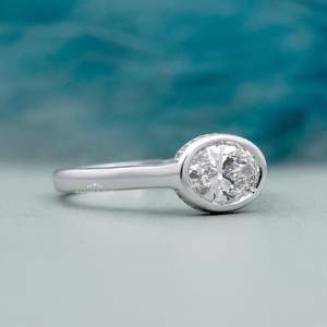 Hermoso Anillo de Compromiso con Diamante Ovalado Certificado por IGI, con Engaste Oeste-Oriental y Halo Oculto - Product Image 2