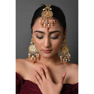 ชุดเครื่องประดับทองชุบ Kundan Maang Tikka และต่างหู ประดับด้วยทองแดงและมุก สำหรับเป็นของขวัญ พร้อมแหวนเพชร - Product Image 1