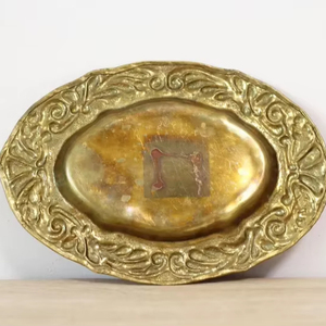 Bandeja de servicio de latón de forma ovalada para servir frutas, verduras y aperitivos secos durante reuniones familiares - Product Image 1