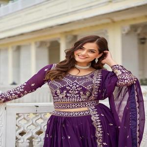 Ensemble Lehenga Choli en Georgette de renard lourd de créateur avec broderie complexe et travail de paillettes, ceinture assortie et dupatta pour les occasions de fête - Product Image 3