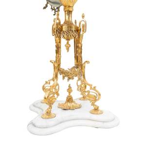 Table d'appoint ronde de luxe avec plateau en marbre blanc et incrustations en porcelaine peintes à la main, base en laiton doré ornée pour la décoration de palais - Product Image 3