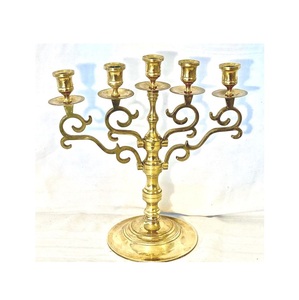 Candélabre en métal raffiné pour la décoration de la maison et des événements, porte-bougie à plusieurs bras avec une finition traditionnelle sophistiquée - Product Image 2
