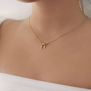 Collar clásico con colgante de cristal solitario en oro, disponible a precios de mayoreo. - Product Image 5