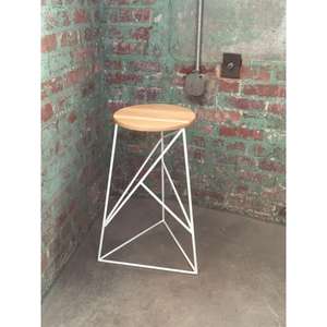 Silla de metal para exteriores con diseño apilable y cojín acolchado ideal para sentarse en el patio trasero o en el jardín - Product Image 1