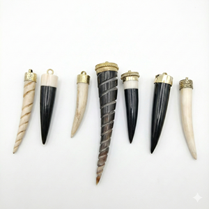 Pendentifs en corne de buffle naturelle en gros, avec capuchon en laiton, style bohème tribal, cœur multicolore, breloques pour la fabrication de bijoux - Product Image 1