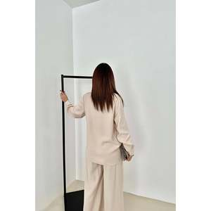 Conjunto de Traje de Dos Piezas Beige para Mujer, Disponible al por Mayor - Product Image 1