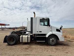 รถบรรทุกหัวลากเดี่ยว Volvo VNM42T200 ปี 2018 มือสองจากต่างประเทศ - เครื่องยนต์ D13M405 405 แรงม้า, เกียร์ I-Shift 12 สปีด รถบรรทุกสำหรับการเดินทางไกล - Product Image 1