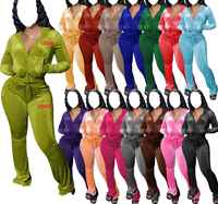 Ensemble de survêtement pour femmes en velours uni brodé avec boutons, sweat à capuche et pantalon évasé, doux et décontracté, 2 pièces pour le streetwear et les vêtements de sport