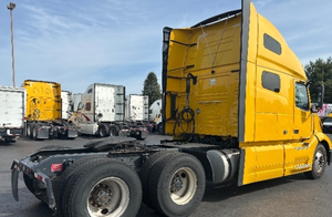 Camión Semi Remolque Usado Asequible, Limpio, con Camarote, 2022 2020 2021 2024, Camión Semi Remolque VOL_VO VNL64T760 USADO con Camarote - Product Image 2