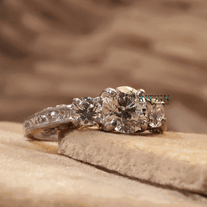 Solitaire de diamant de coupe ronde avec des accents Bague de fiançailles de style pour femme - Product Image 3