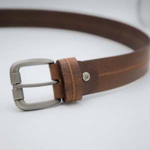 Ceinture en cuir de vache véritable style Crazy Horse Signature SB01 avec boucle formelle pour hommes et femmes en marron - Product Image 1