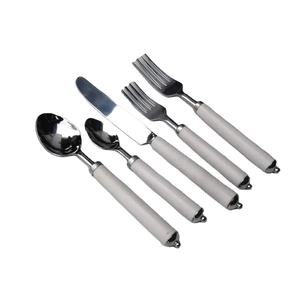 Ensemble de couverts de qualité supérieure avec manche blanc et tête finie en argent, parfait pour les réunions de famille et les réceptions - Product Image 1