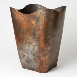 Urne royale botanique en métal avec poignées arquées et finition alvéolée pour les expositions patrimoniales intérieures ou les espaces de jardin méditerranéens - Product Image 2