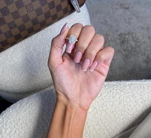 Anillo de Compromiso de Tres Piedras con Diamante Cultivado en Laboratorio de Corte Radiante de 4.50 Quilates, Cortes Laterales Trillón, Oro Amarillo de 18k, Certificado IGI - Product Image 1