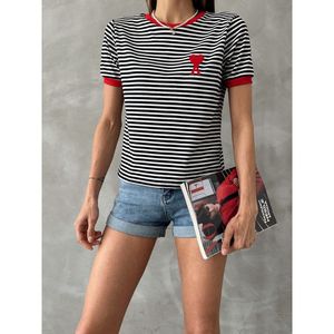 เสื้อยืดลายทางปักสีดำและสีแดงสำหรับผู้หญิง Topshow เสื้อยืดขายส่ง - Product Image 2