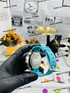 Reloj Digital Plateado con Incrustaciones de Diamantes de Imitación VVS Moissanite, Bisel con Piedras Azules, Correa de Goma, Estilo Hip Hop - Product Image 4