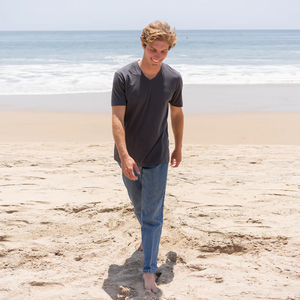 เสื้อยืดคอกลมผู้ชาย สีเทาเข้ม ผ้าฝ้ายออร์แกนิค 100% ระดับพรีเมียม ผ่านการรับรอง GOTS ผ้าไม่หด ระบายอากาศได้ดี ทรงพอดีตัว แขนสั้น - Product Image 3