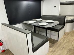 Caravane de voyage économique Trail Runner pour 6 personnes, légère, en aluminium, moderne, avec auvent et éclairage LED bleu - Product Image 3