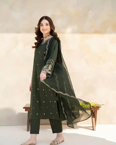 Broderie florale et détail de dentelle Kameez avec mousseline de soie Salwar Dupatta broderie de bordure ornée pour les fêtes en tissu de pelouse - Product Image 4