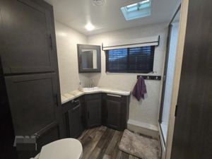 CARAVANA C-R-O-S-S-R-O-A-D-S RV C-R-U-I-S-E-R AIRE 27RBS USADA EN BUEN ESTADO, MODELO 2022, DISPONIBLE PARA LA VENTA - Product Image 4