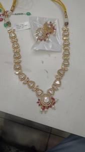 Collier ras du cou Kundan de mariée et boucles d'oreilles Jhumka serties de perles rouges diamants américains idéales pour les mariages et les vêtements de fête - Product Image 5