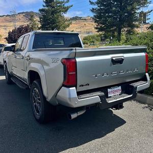 Pick-up Toyota Tacoma conçu pour la résistance, le confort et l'utilisation quotidienne, en stock, livraison rapide, occasion et neuf disponibles - Product Image 6