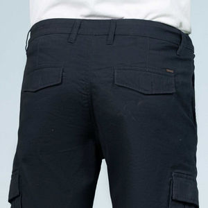 Vente en gros de shorts cargo décontractés 100% coton pour hommes coupe régulière noirs avec motif uni et fermeture à cordon brodé en 3D - Product Image 5