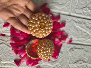 Pequeño Haldi Kumkum Box Kumkum Holder Roli Chawal Holder Puja Favores Boda india y regalos de devolución Diseño surtido - Product Image 2