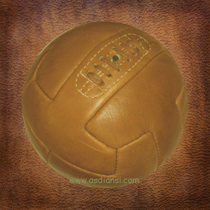 Pelotas de Cuero Genuino. Balones de fútbol vintage. Balones de fútbol de estilo antiguo. Balones de fútbol antiguos. Pelota retro. Balón de fútbol antiguo. - Product Image 5