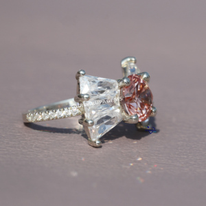 แหวนเพชรตัดแบบบาแกตต์สีขาวทอง14kt ที่มีคุณภาพดีที่สุดปูทางหรูหราการตั้งค่า VVS ปาร์ตี้การออกแบบที่ดีงามทำในแล็บเครื่องประดับชั้นดี - Product Image 4