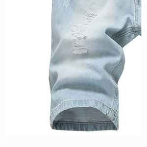 Shorts en jean déchirés extensibles pour hommes avec une coupe décontractée classique de style motard pour un port estival confortable - Product Image 5