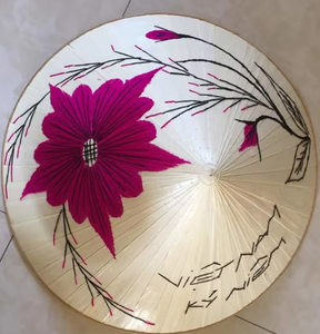 Chapeau conique vietnamien traditionnel Non La, chapeau en feuilles de palmier naturelles fait à la main pour la décoration de la maison, souvenir, vente en gros au Vietnam - Product Image 1