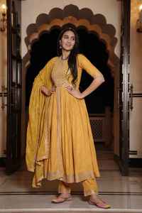 Collection trois pièces nouveauté belle rayonne avec empiècement travail pantalon Kurti avec fournisseur Dupatta de Surat Inde - Product Image 5