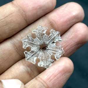 Cuentas de Piedras Preciosas de Cuarzo Cristal Natural Talladas a Mano en Forma de Copo de Nieve para la Fabricación de Joyas, 27 mm, Forma Elegante, Cuarzo Transparente Tallado - Product Image 4