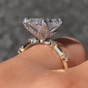 Anillo de Moissanita con Corte Radiante y Halo Oculto para Mujer, Plata 925 Chapada en Oro, Joyería de Aniversario, Regalo para Esposas - Product Image 4