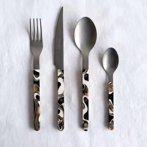 Juego de cubiertos negros elaborados con acero inoxidable pulido que ofrece comodidad y un aspecto premium. - Product Image 5