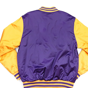 Chaqueta Varsity Premium Morada y Dorada, Corte Ajustado, Estilo Urbano, Tipo Béisbol, Cuello en V, Bolsillos con Cremallera, Impermeable - Product Image 4