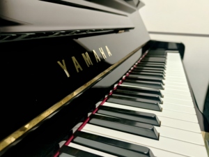 Piano droit Yamaha UX1 noir, son de haute qualité pour une performance professionnelle, son riche, idéal pour l'éducation musicale, 88 touches - Product Image 2