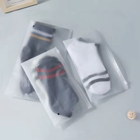 Fabricant vietnamien Emballage de bijoux Sacs de t-shirt en PE-BD noir Petit sac cosmétique transparent en plastique givré Pochette de sac à zip-lock Fourniture OEM