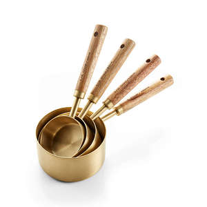 Ensemble de tasses à mesurer en acier inoxydable de haute qualité avec long manche en bois poli doré idéal pour des tâches de cuisson et de cuisson précises - Product Image 5