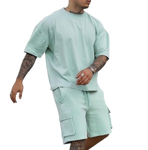 เซ็ตเสื้อยืดและกางเกงขาสั้นชุดกีฬายิมทรงหลวมขนาดพลัสไซส์ชุดออกกำลังกายเสื้อยืดและชุดสั้นระบายอากาศบริการ OEM ออกแบบโลโก้ได้ตามต้องการสำหรับผู้ชาย - Product Image 1